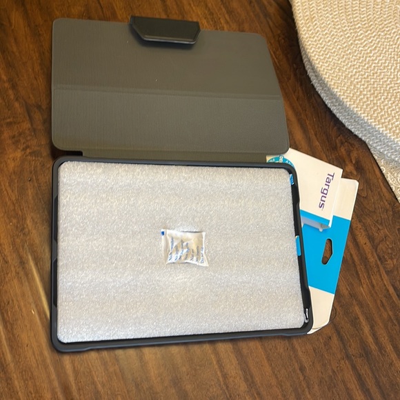 Targus Pro-Tek Tablet Case for iPad (7/8th) 10.2-inch, iPad Air 10.5-inch - Picture 4 of 6